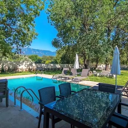 Genis Bahceli 4+1 Tatil Villasi *