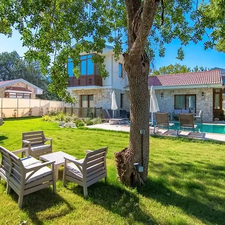 Vila Genis Bahceli 4+1 Tatil Villasi