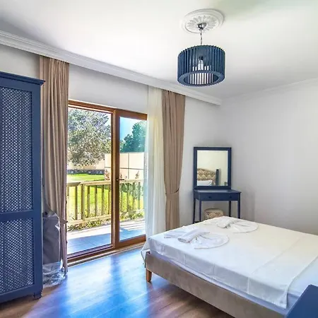 Genis Bahceli 4+1 Tatil Villasi 빌라 *