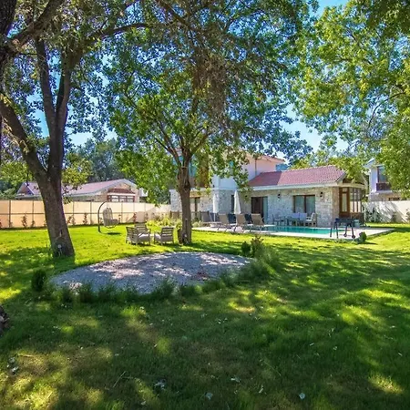 Genis Bahceli 4+1 Tatil Villasi * 페티예