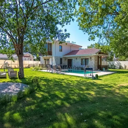 Genis Bahceli 4+1 Tatil Villasi 빌라 *